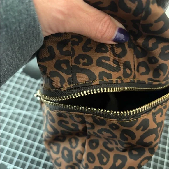 Lululemon Slouchy Sling Bag 6L - leopard - Picture 7 of 7